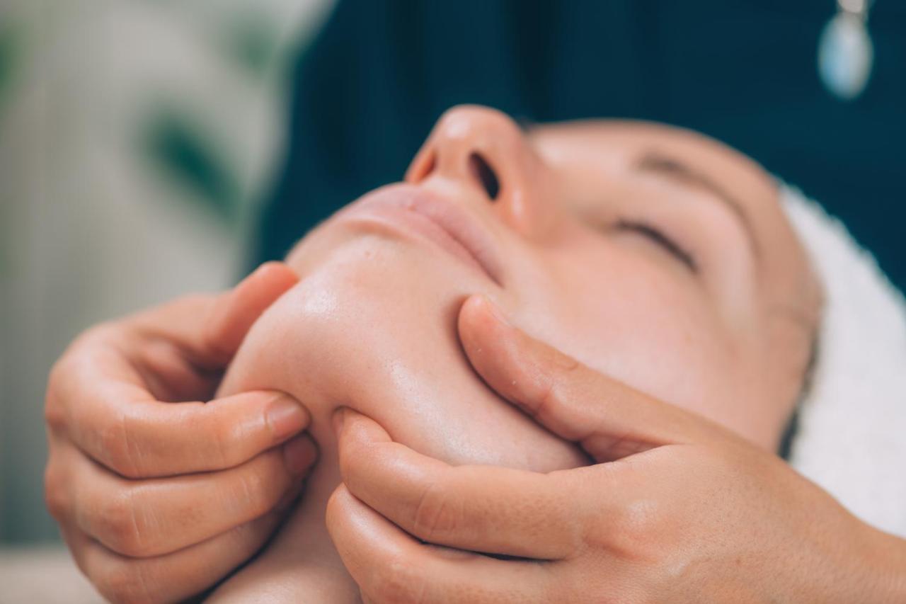 Facial Lifting + Neck and Shoulder Massage
